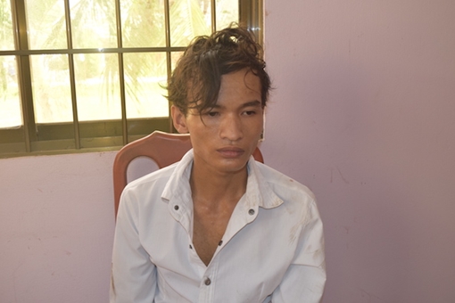 Thanh niên "ngáo đá" cố thủ trên nóc nhà vì tưởng có người truy đuổi