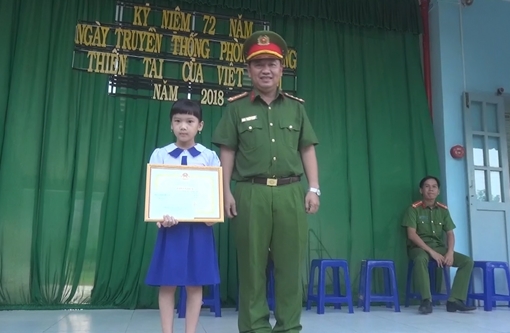 Công an TP Sa Đéc trao bằng khen nữ học sinh lớp 2 không tham của rơi