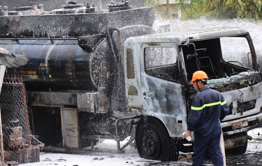 Xe bồn cháy dữ dội khi đang bơm, tiếp nhiên liệu