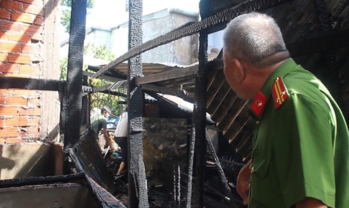 Cháy nhà trong hẻm, khu phố náo loạn