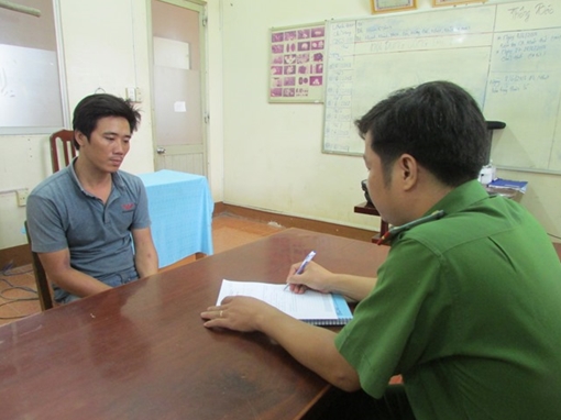 Đưa bạn đi cấp cứu rồi đánh bác sĩ 