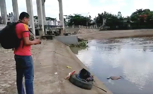 Người đàn ông bỏ nhậu xuống vớt thi thể trôi sông