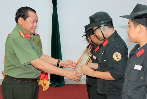 Tổng kết khóa huấn luyện “Em học làm chiến sỹ CAND”