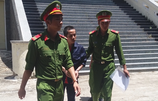 Gã thanh niên hiếp dâm 3 bé gái rồi quay clip khống chế