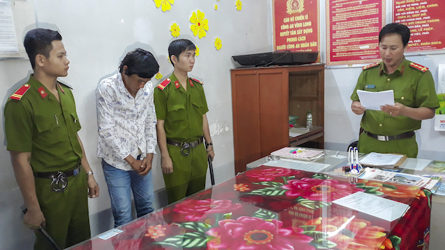 Tên cướp nghiện lấy kim tiêm dính máu doạ người