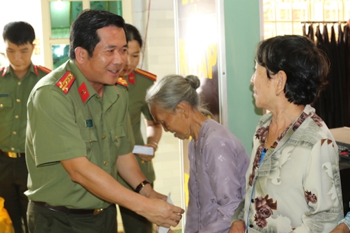 Công an TP Cần Thơ thăm, tặng quà cho bà con Ô Môn và Thốt Nốt