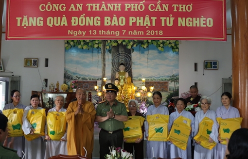 Công an TP Cần Thơ tặng quà cho phật tử Trường hạ Phước Long Cổ Tự