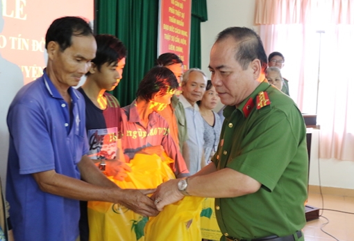 Công an TP Cần Thơ trao tặng 200 phần quà cho các hộ nghèo