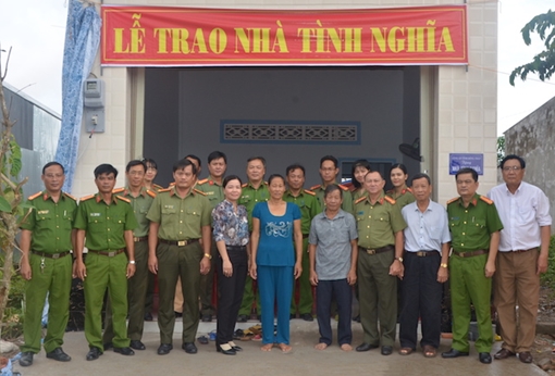 Công an Đồng Tháp trao nhà tình nghĩa