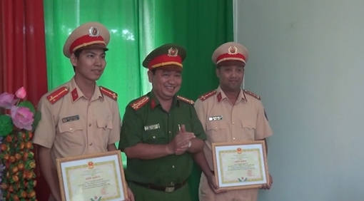 Khen thưởng các cá nhân có thành tích trong công tác tấn công tội phạm ma túy