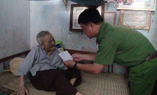 Công an tỉnh Trà Vinh tặng quà cho gia đình chính sách