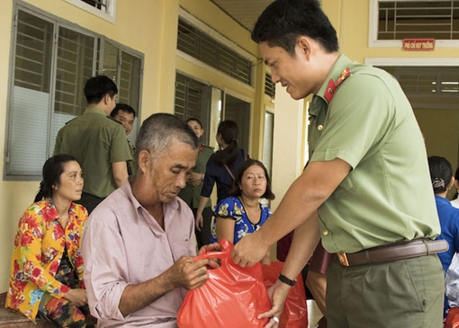 Công an TP Cần Thơ trao quà tặng Mẹ Việt Nam Anh hùng