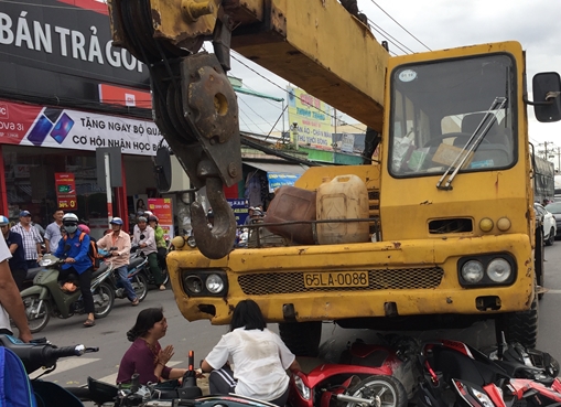Xe cần cẩu tông nhiều xe máy đang dừng đèn đỏ, bé trai 6 tuổi tử vong