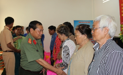 Công an TP Cần Thơ tặng quà cho gia đình chính sách, học sinh nghèo