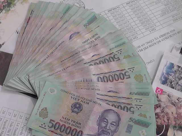 Nam sinh lớp 11 nhặt được 32 triệu khi đi uống nước cùng bạn