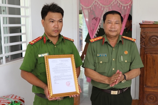 Công an TP Cần Thơ trao 3 căn nhà nghĩa tình đồng đội