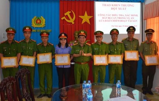 Công an Trà Vinh trao khen nhiều cá nhân có thành tích khám phá vụ lừa đảo tiền tỷ