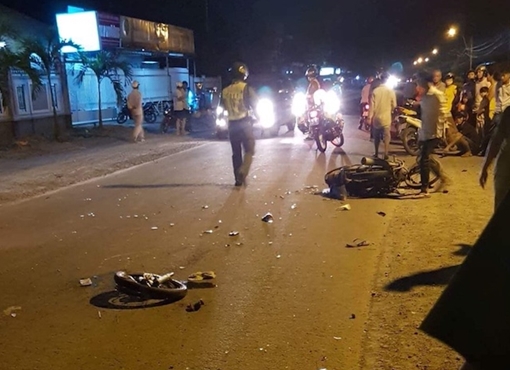 Hai xe máy đối đầu 2 người tử vong