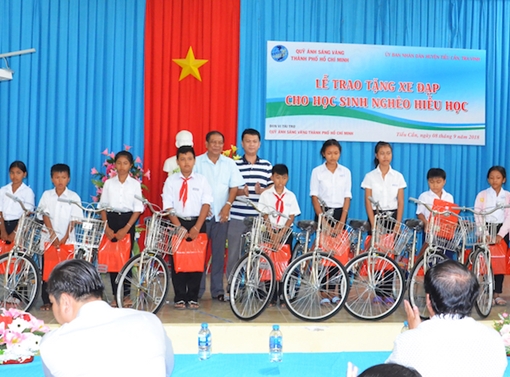 Công an Trà Vinh tiếp tục trao 50 xe đạp cho học sinh