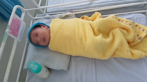 Bé gái một ngày tuổi bị bỏ rơi trước Ban chỉ huy quân sự phường