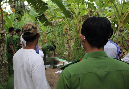 Thi thể người đàn ông đang phân hủy dưới kênh Út Hiền