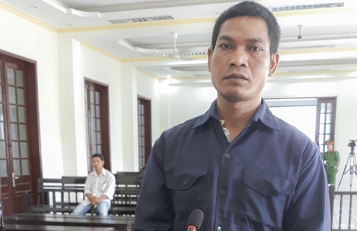 Đang tắm, bé gái 14 tuổi bị gã trai giở trò trong nhà vệ sinh