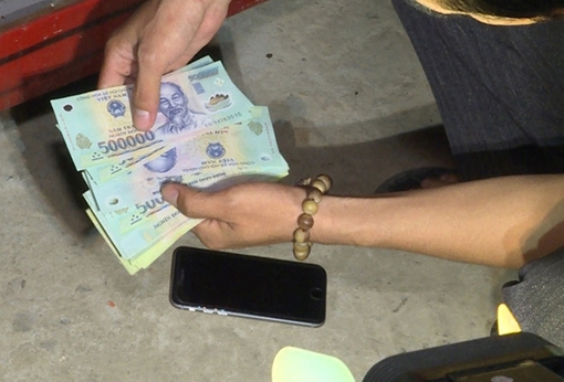 Cho người phụ nữ lạ vào nhà, nhờ xoa dầu bị mất tài sản