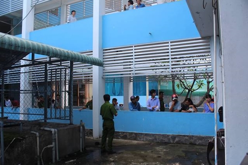 Nữ cán bộ y tế xã vào bệnh viện nhẩy lầu tử vong