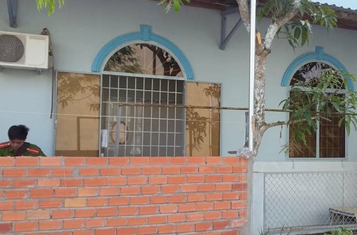 Vợ chết lặng phát hiện chồng chết trong tư thế treo cổ bên hông nhà