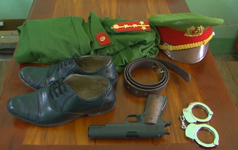 Xử phạt đối tượng tàng trữ trái phép, công cụ hỗ trợ và trang phục CAND