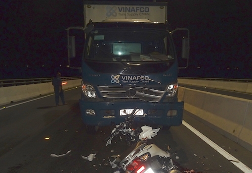 Xe tải tông xe máy trên cầu Cao Lãnh, hai cô gái trẻ tử vong