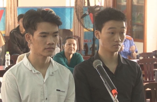 Đâm người trọng thương vì chạy xe máy vượt qua mặt