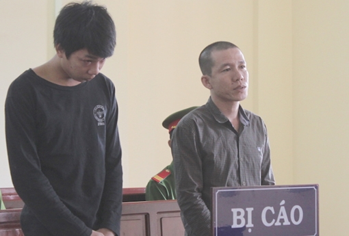 Hai người lãnh án tù vì bé gái 12 tuổi sinh con