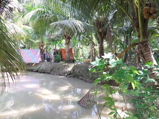 Người phụ nữ chết dưới mương sau nhà, 2 chân bị trói