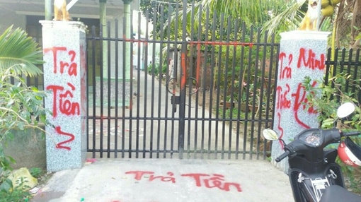 Hai thanh niên tạt sơn, mắm tôm và rải vàng mã để đòi nợ bị xử phạt 7 triệu đồng