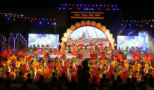 Hàng ngàn người thưởng thức chương trình nghệ thuật "Cần Thơ- 15 mùa hoa rực rỡ"