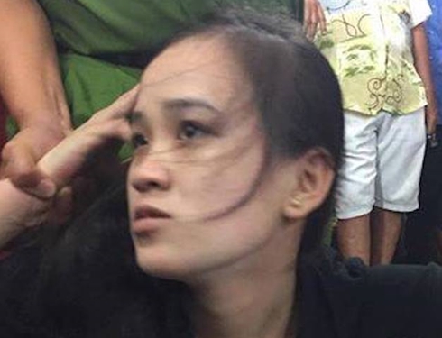 Thiếu nữ bị bắt khi giật dây chuyền tại hội chợ