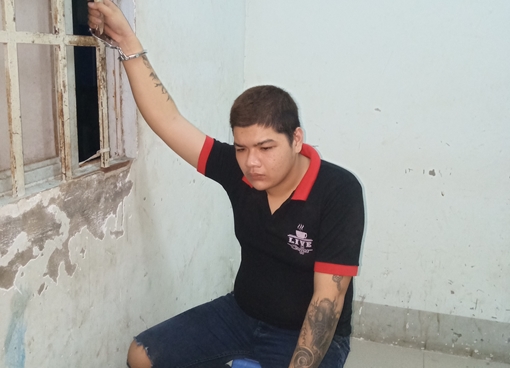 Đứng nói chuyện tại cửa phòng khám,nữ bác sĩ bị giật điện thoại