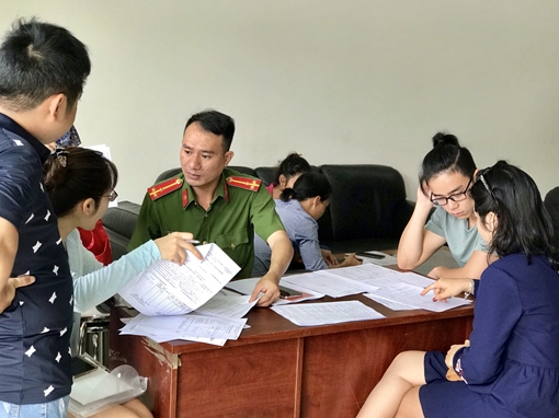 Đến tận chung cư giúp dân hoàn tất thủ tục cư trú