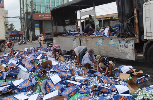 Người dân Mỹ Tho giúp tài xế gom hàng trăm thùng bia đổ ra quốc lộ