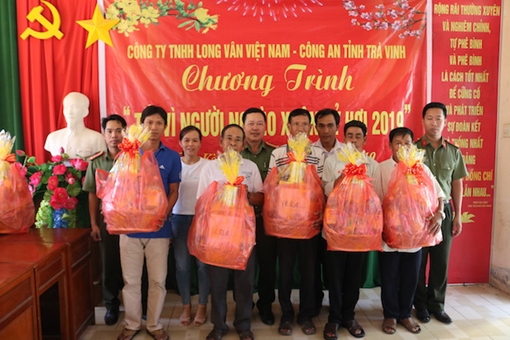 Công an Trà Vinh trao 100 phần quà Tết tặng người nghèo
