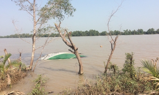 Tàu chở cát bị lật, tài công tử vong