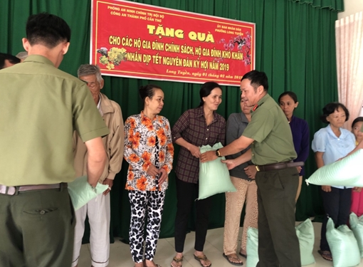 Công an Cần Thơ - Trà Vinh thăm, tặng quà cho gia đình chính sách, Mẹ VNAH