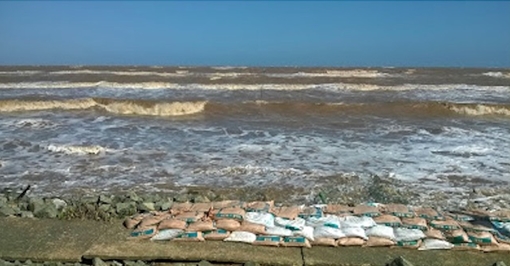 Cứu sống hai khách du lịch bị đuối nước tại biển Ba Động