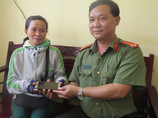 Nhặt được điện thoại, người phụ nữ bán vé số mang nộp Công an