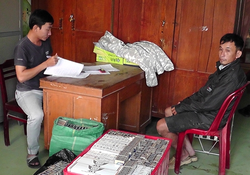 Tuần tra, bắt giữ người đàn ông vận chuyển thuốc lá lậu