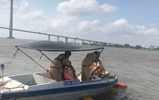 Cảnh sát đường thuỷ kịp thời cứu nam thanh niên nhảy cầu