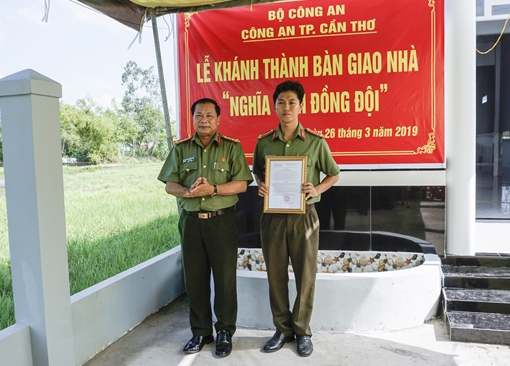 Công an TP Cần Thơ bàn giao nhà nghĩa tình đồng đội
