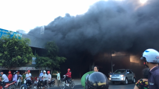 Cháy cửa hàng xe máy SYM ở Tiền Giang 
