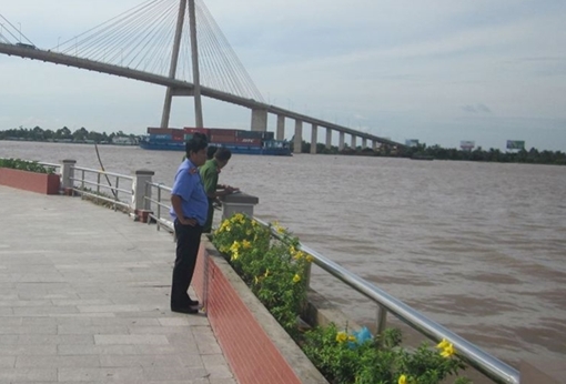 Tìm người thân nạn nhân chết trôi trên sông Hậu
